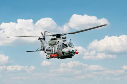 Vliegende NH90 met oranje dummy torpedo’s.
