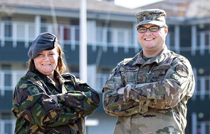 Seniortrainer en Amerikaanse exchange trainer buiten voor een gebouw