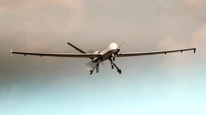 Een MQ-9 Reaper stijgt op.