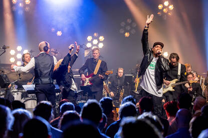 Het optreden van hiphopformatie Postmen met het Orkest Koninklijke Luchtmacht.