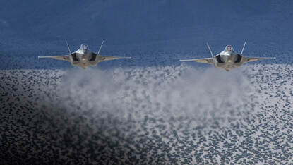 twee F-35’s die laagvliegen over de woestijn van Nevada