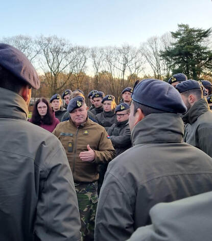 Luchtmachtadjudant Terry Venhovens tussen luchtmachtpersoneel