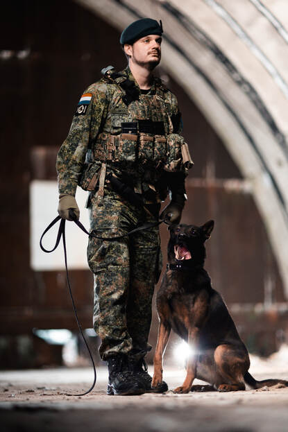 Hondengeleider sergeant Randy met zijn hond.