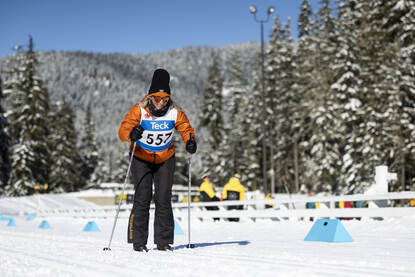 Korporaal 1 Lien Denneman langlauft door de Canadese sneeuw.