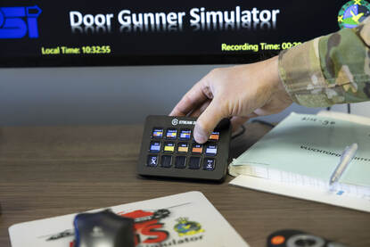 De instructeurs staat achter een groot scherm waarop alle omstandigheden in de simulator te volgen en aan te passen zijn.