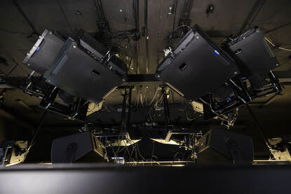 De gloednieuwe beamers die aan het plafond hangen.