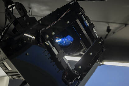 De gloednieuwe beamers die aan het plafond hangen.