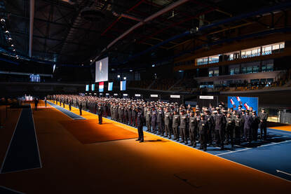 Links: overzichtsfoto van militairen opgesteld in een zaal. Rechts: luchtmachtmilitairen krijgen een medaille uitgereikt.