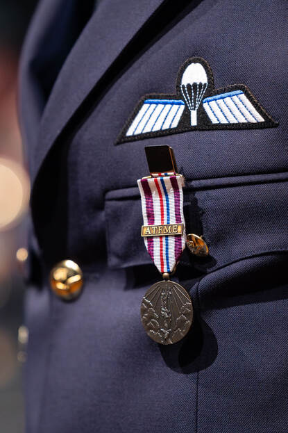 Opgespelde medaille met daarop ATFME.