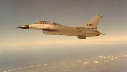 Links: Wim Sneek in vliegeroveral samen met een andere luchtmachtmilitair naast generaal-majoor Johan Elkerbout die het publiek toe spreekt. Rechts: F-16 met staartnummer J-259 in de lucht.