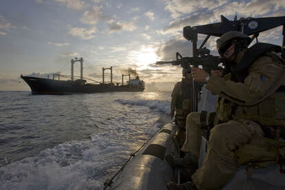 Foto links: portretfoto van Martijn in desert tenue. Foto links: oefening met diverse hulpdiensten in Jordanië.