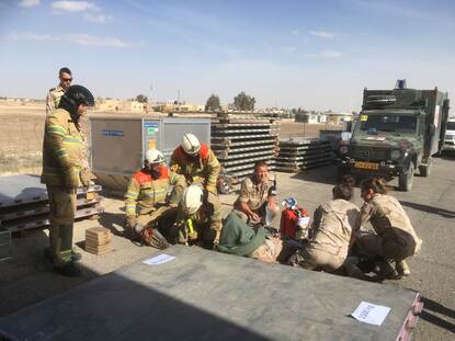 Foto links: portretfoto van Martijn in desert tenue. Foto links: oefening met diverse hulpdiensten in Jordanië.