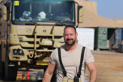 Foto links: portretfoto van Martijn in desert tenue. Foto links: oefening met diverse hulpdiensten in Jordanië.