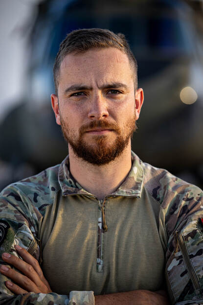 Een portretfoto van loadmaster sergeant Julian.