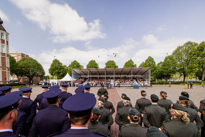 Militairen opgesteld op de Parade, tegenover hen een tribune met publiek.