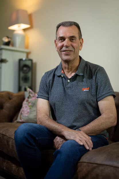 Arthur bij hem thuis op de bank.