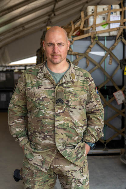 Militair Danny in loods met luchtvracht.