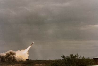 Foto links: Léon voor een witte Nike raket. Foto rechts: raketlancering met vuur en stofwolk.