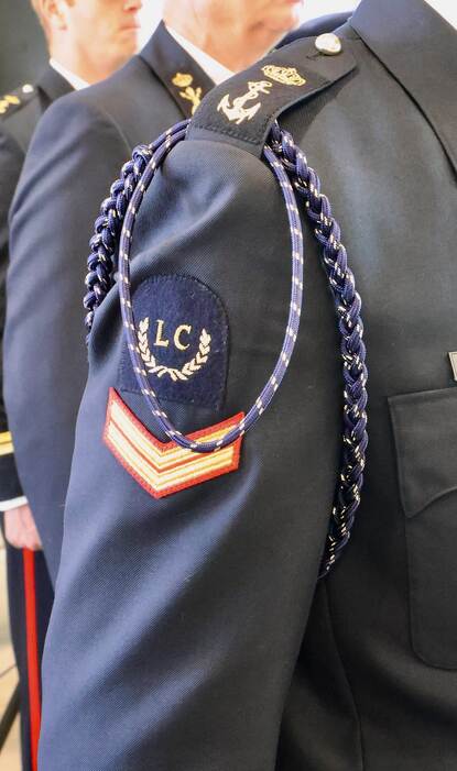 Erekoord om schouder.