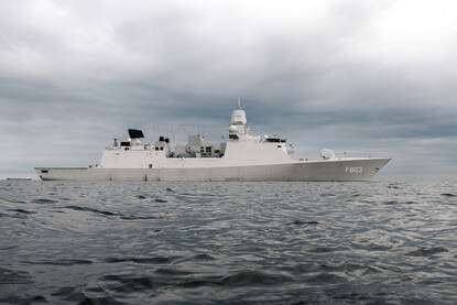 Marineschip op open zee.