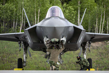 Militairen van de technische dienst werken aan een F-35.