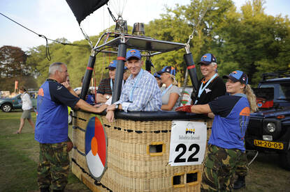 Karin houdt samen met een collega de ballonmand met passagiers vast.
