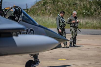Vliegers en grondpersoneel van Top Aces op de flightline.