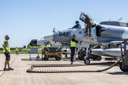 Vliegers en grondpersoneel van Top Aces op de flightline.