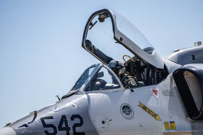 Een vlieger in de cockpit van een A-4.