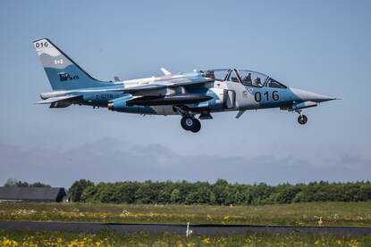 Een Alpha Jet stijgt op.