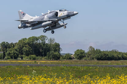 Een A-4 Skyhawk stijgt op.