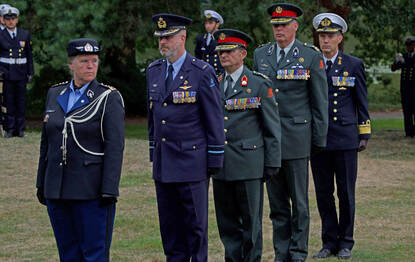 Luitenant-generaal Ludy Schmidt temidden van de vier operationeel (plaatsvervangend) commandanten.