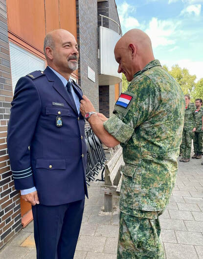 Steur speldt het ereteken op bij Windhouwer.