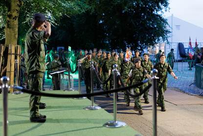 Detachement militairen loopt voorbij militaire ‘jury’.