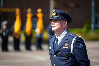 Links: Defensieminister Ruben Brekelmans speecht tijdens de uitreiking. Rechts: Adjudant Raijmann luistert naar de speech.
