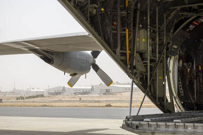 Voor de Gaza-operatie werd een Nederlandse Hercules ingericht met airdrop-kits: bevestigingsrails, statische lijnen en parachutesystemen om de vracht gecontroleerd af te werpen.