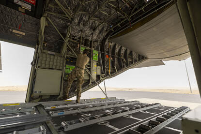 Voor de Gaza-operatie werd een Nederlandse Hercules ingericht met airdrop-kits: bevestigingsrails, statische lijnen en parachutesystemen om de vracht gecontroleerd af te werpen.