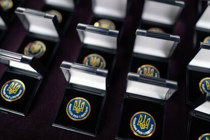 Aantal herinneringsemblemen naast elkaar.