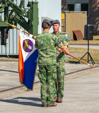 Van Callandt overhandigt de squadronvlag aan Den Otter.