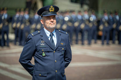 Reservekapitein Michiel (links) luistert aandachtig naar de speech van Commandant der Strijdkrachten generaal Onno Eichelsheim (rechts).