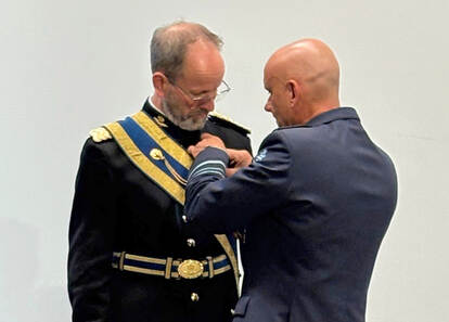 Steur speldt het ereteken op bij Pijnenborg.