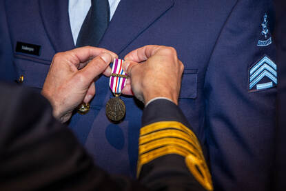 Close-up van herinneringsmedaille NAVO Operaties die wordt opgespeld.