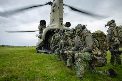 Infanteristen van 11 Luchtmobiele Brigade stappen in een Chinook.