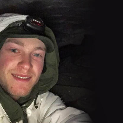 Sneeuwheuvel met gat erin.