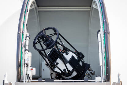 Close-up van telescoop in witte bol.