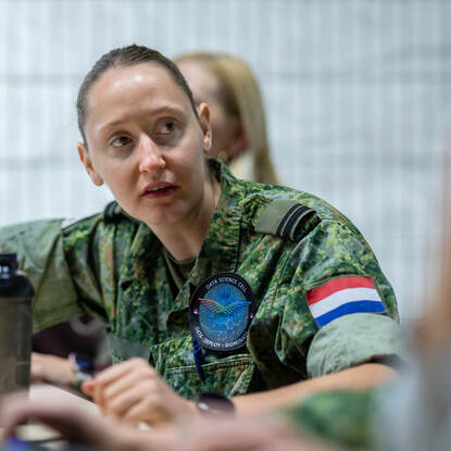 Eerste luitenant Claessen is blij dat ze weer kan deelnemen aan een militaire oefening.