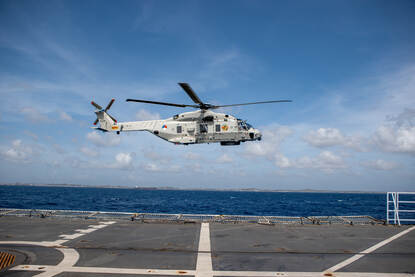 Een NH90 landt op het dek van een marineschip.
