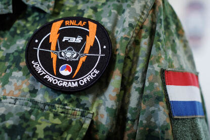 Nederlandse badge Joint Program Office met een afbeelding van een F-35 en een Nederlandse vlag.