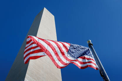 De Amerikaanse vlag bij het Washington Monument.