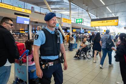 Opperwachtmeester Jeffrey op Schiphol Plaza.